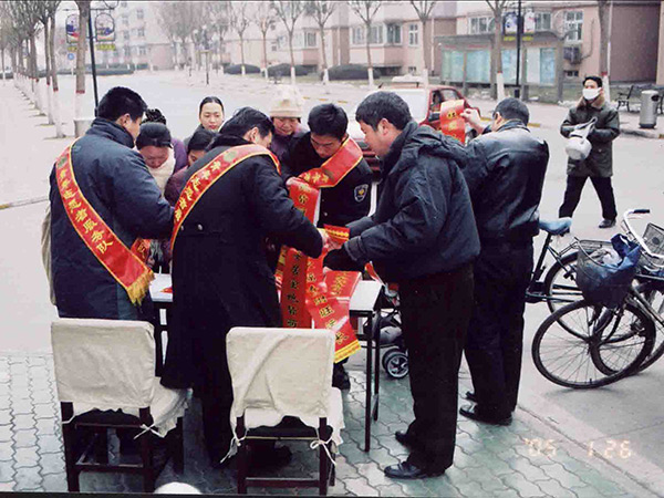 慰問(wèn)困難戶(hù)